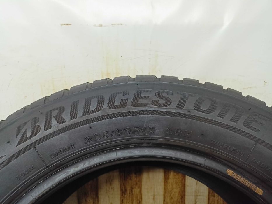Bridgestone Blizzak LM001 205/60/16 18r. 92H 2x6,8mm 2x6,6mm (4048)