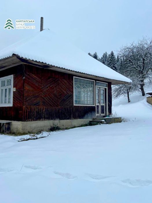 Старий будинок разом з земельною ділянкою в селі Подобовець