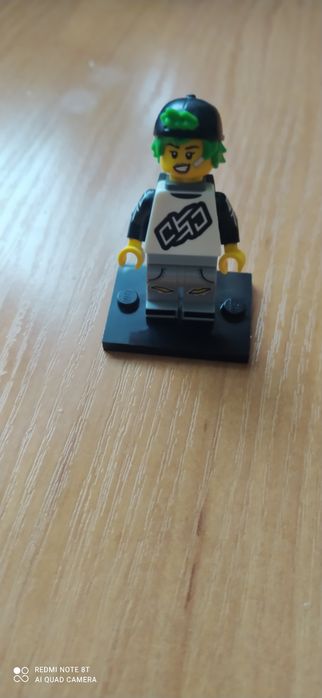 LEGO Минифигурка Лонгбордист Серия 27 оригинал 71048