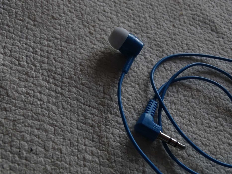 Auricular azul para um ouvido ideal para condução