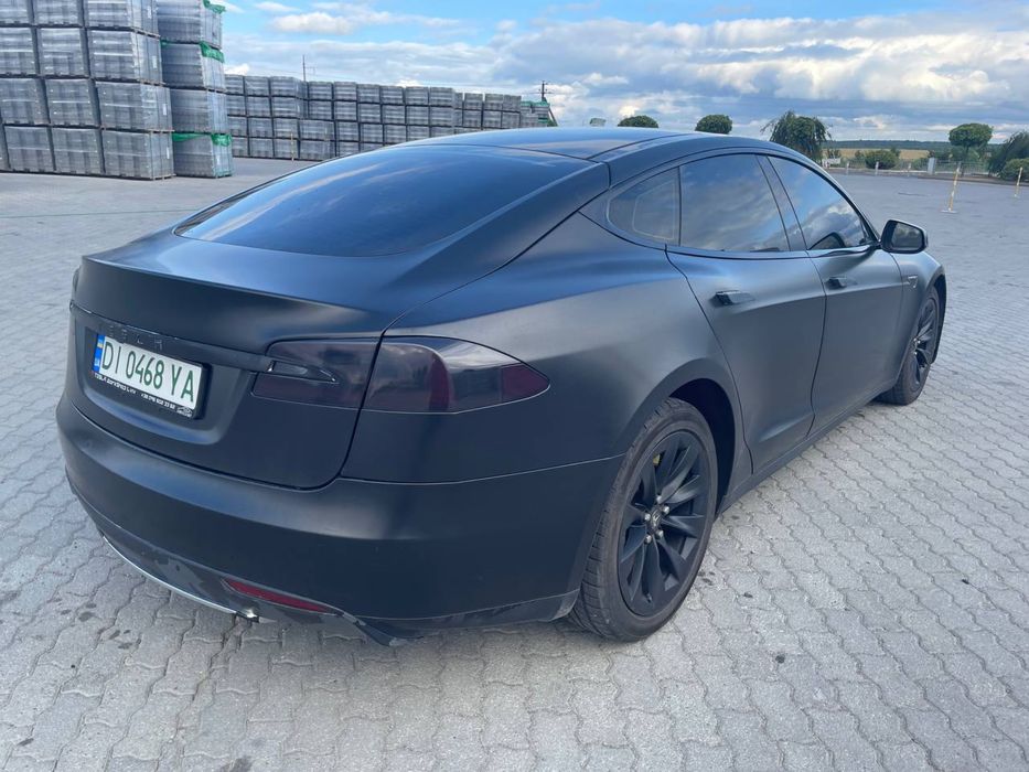 Tesla Model S 2013 рік