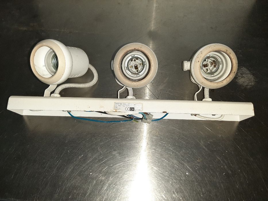 Luminaria com três lâmpadas.