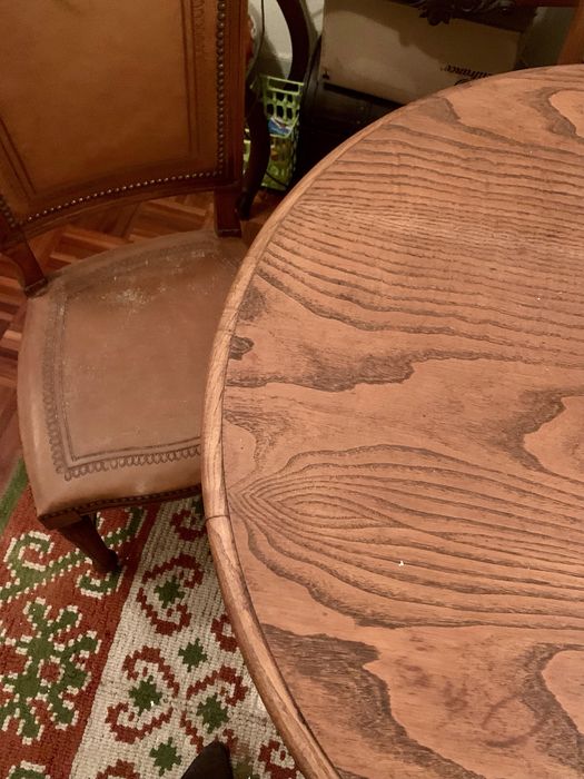 Conjunto sala de jantar em madeira (mesa e cadeiras)