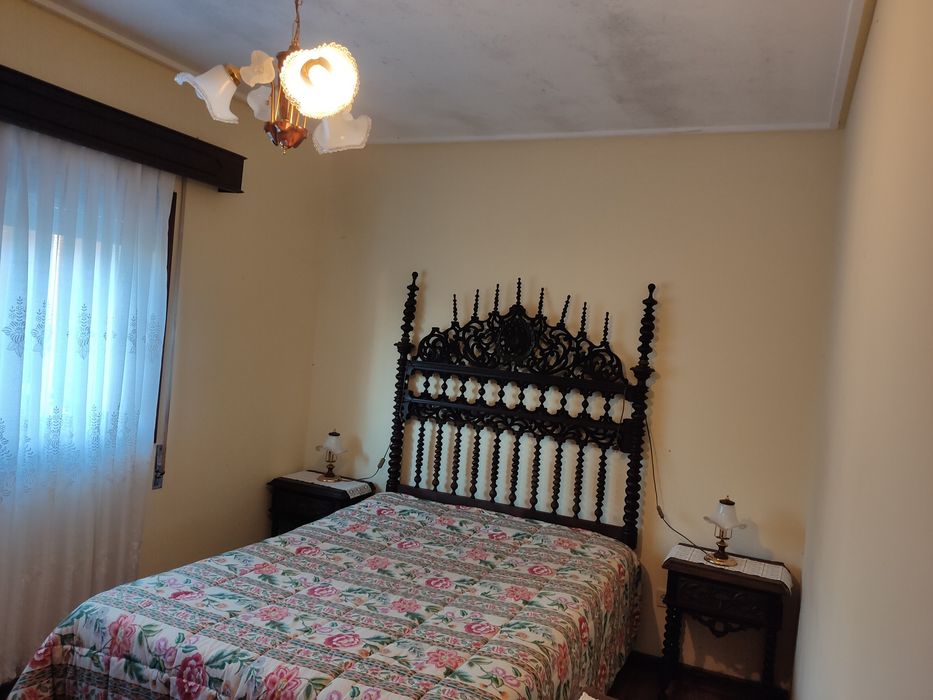 Quarto de Cama madeira boleado e mesinhas cabeceira e comoda