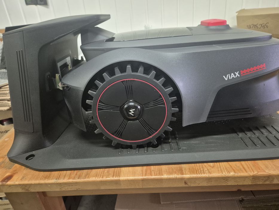 Robot koszący Mova Viax 250