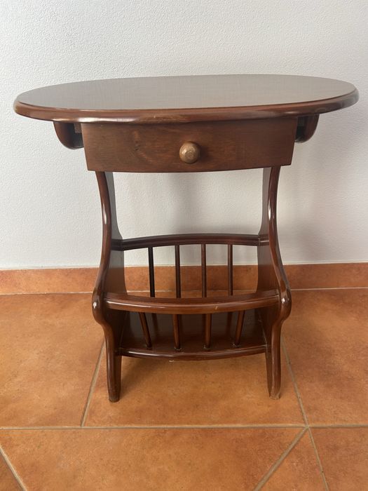 Mesa de apoio com gaveta