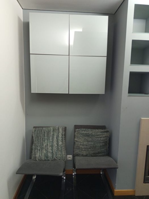 Cadeiras Modernas Estofadas com Almofadas Decorativas