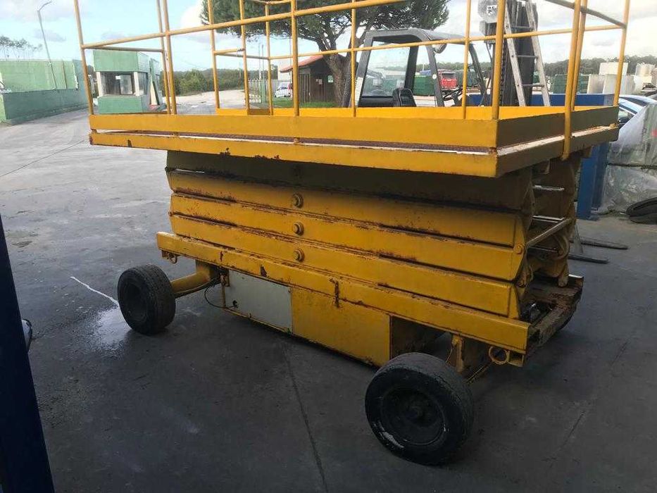 Plataforma Elevatória amarela 8m