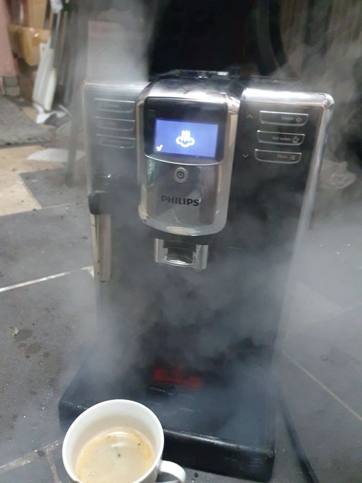Ekspres automatyczny philips  sprawny z  brakami i glosną pracą