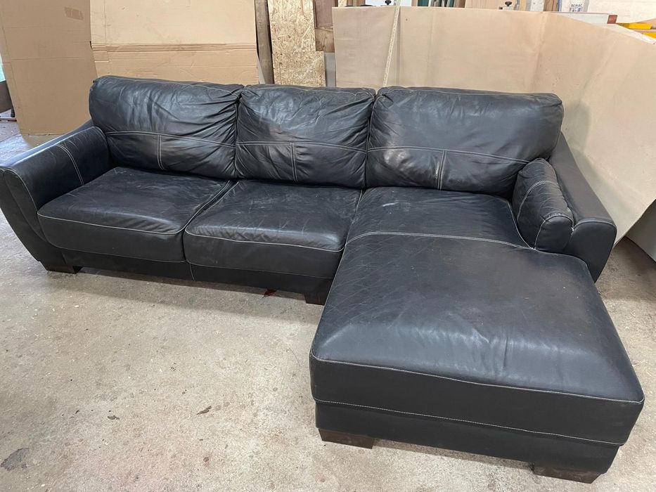 Sofa em pele preta