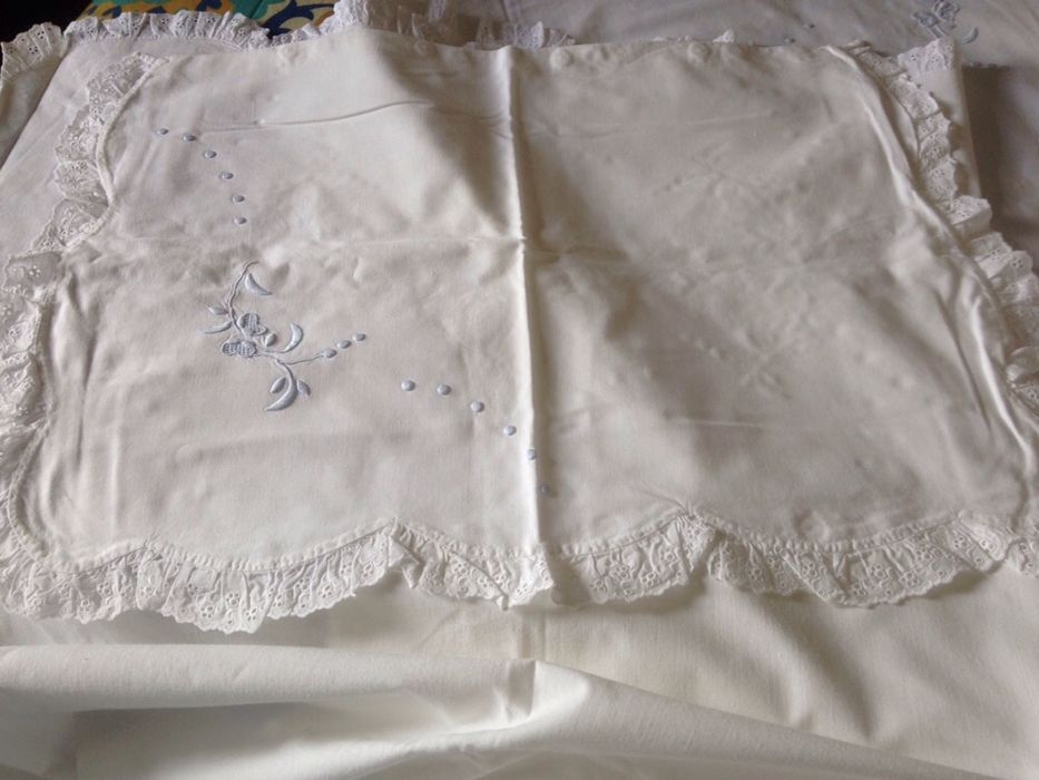 Lençol antigo + almofadas