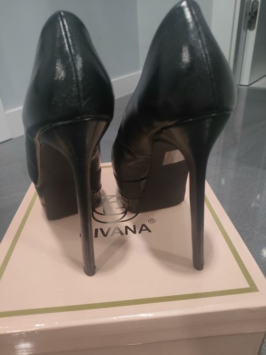 Czarne szpilki na platformie Givana