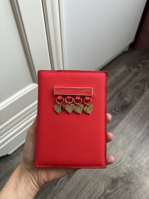 Нова обкладинка на паспорт Victoria’s Secret