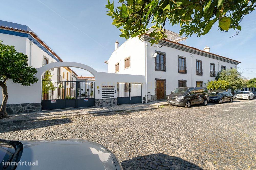 Moradia T3  | Logradouro | Piscina | Jardim | Box / Garagem | Vila De