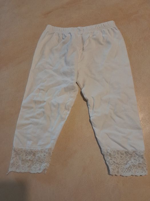Białe legginsy z koronką