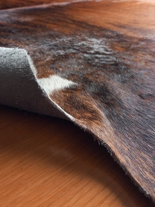 Tapete em Pele Natural Premium – 2,20m x 2,35m – Excelente Estado
