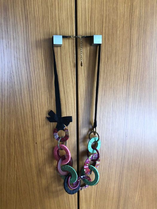 Colar em tecido preto e Argolas coloridas