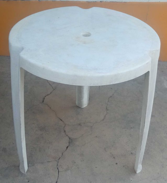 Mesa Redonda (70cm) + 4 Cadeiras de Plástico Branco (Jardim / Varanda)