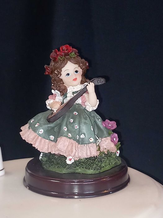 Estatueta decorativa, menina a tocar viola