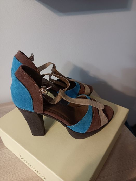 Brązowe sandały na słupku