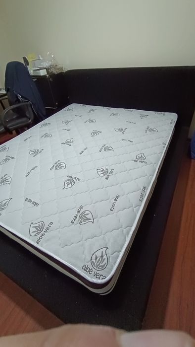 Cama e colchão com estrado elevatório