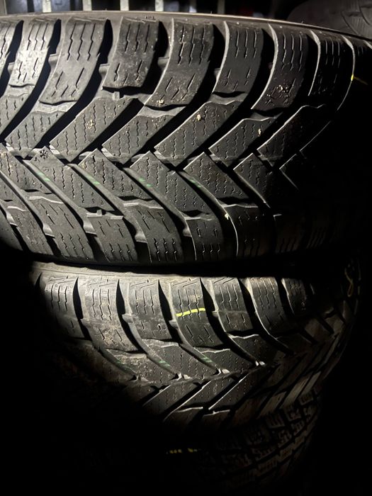 пара зимових шин Nokian 215/70/16