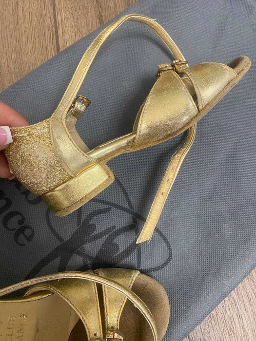 Туфлі для бальних танців