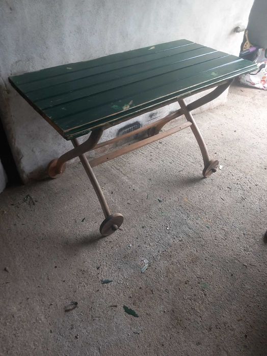 Mesa de exterior com rodas, madeira maciça