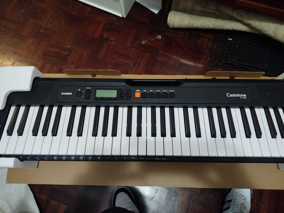 Teclado semi novo