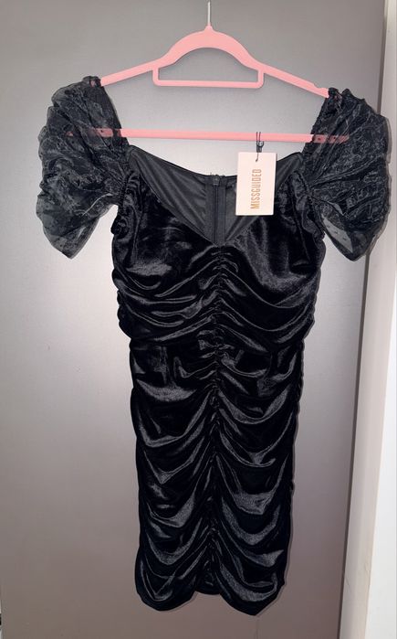 Sukienka elegancka nowa Czarna welurowa marszczona z bufkami  M/38