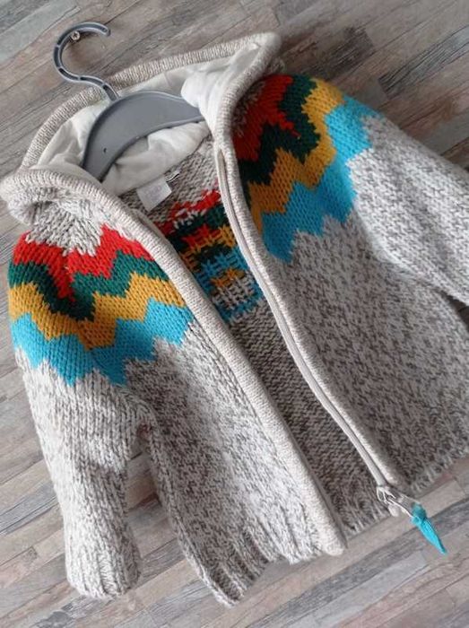 Ciepły sweter z kapturem.