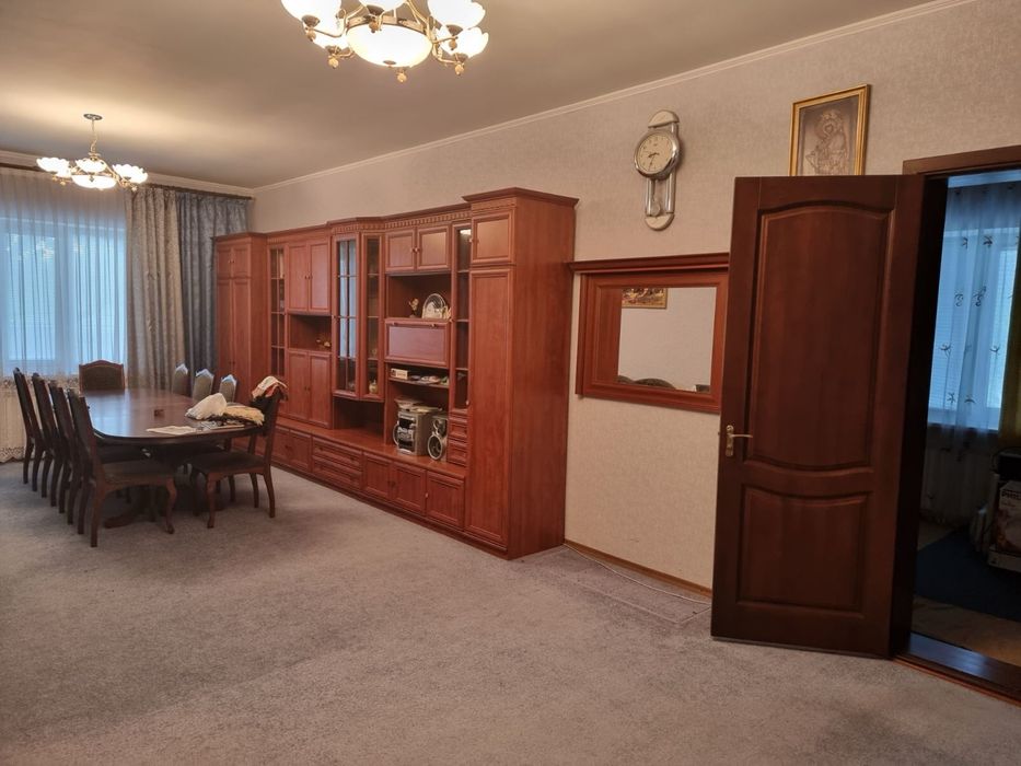 Продається будинок з сараєм та ангаром