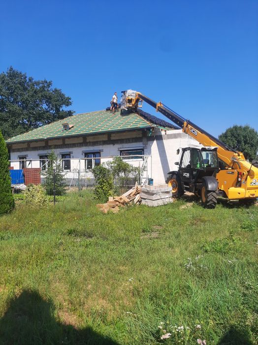 Dzwig dekarski. żuraw ,podnośnik koszowy. Ładowarka teleskopowa