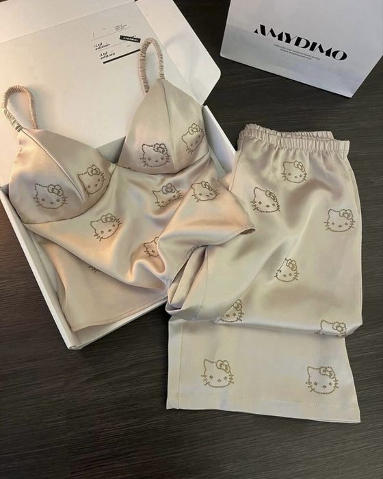 Піжама жіноча/ піжама з хелоу китти/ шовк Армані/ піжама з камінцями