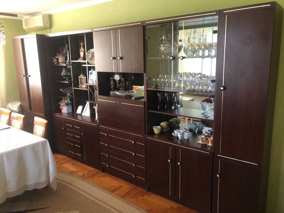 Меблева стінка у вітальню