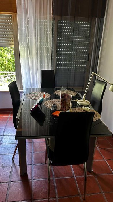 Mesa de jantar com cadeiras