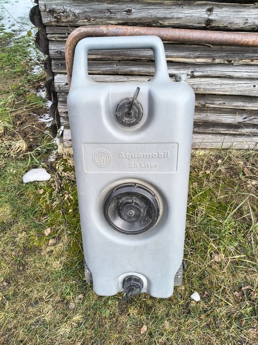Zbiornik na wodę Aquamobil na kółkach. kamper