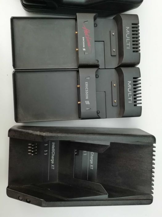 Carregadores de telemóveis antigos Motorola e Ericsson