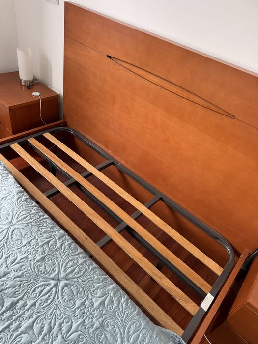 Cama de casal em cerejeira + 2 mesinhas de cabeceira