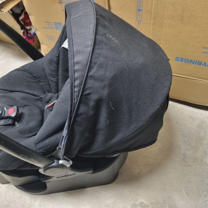 Cadeirinha de bebé BébéCar preta