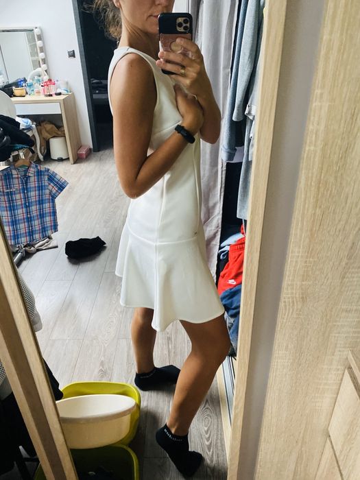 Biala sukienka rozkloszowana elegancka fajny fason