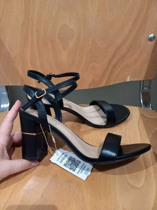 Eleganckie klasyczne sandały na obcasie