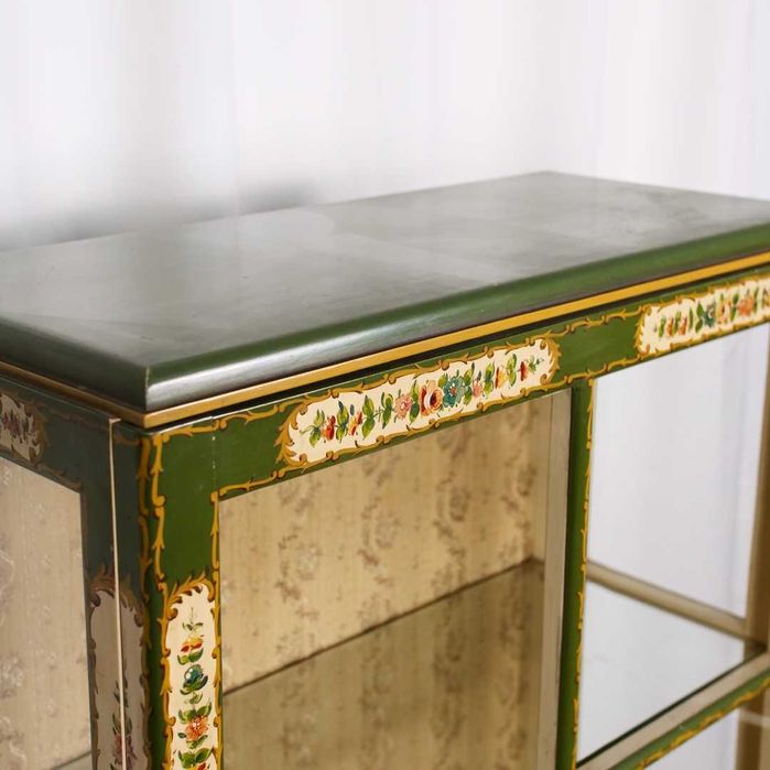 Vitrine em madeira lacada e pintada à mão