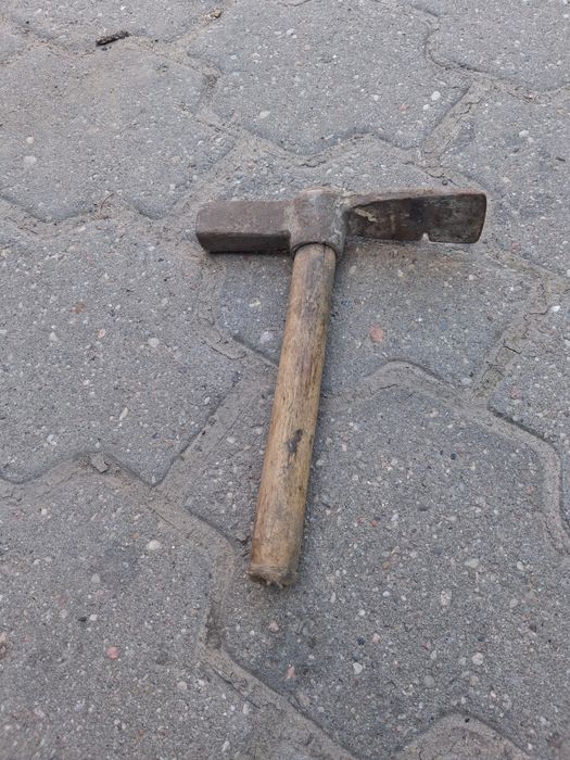 Zabytkowe młotki murarskie