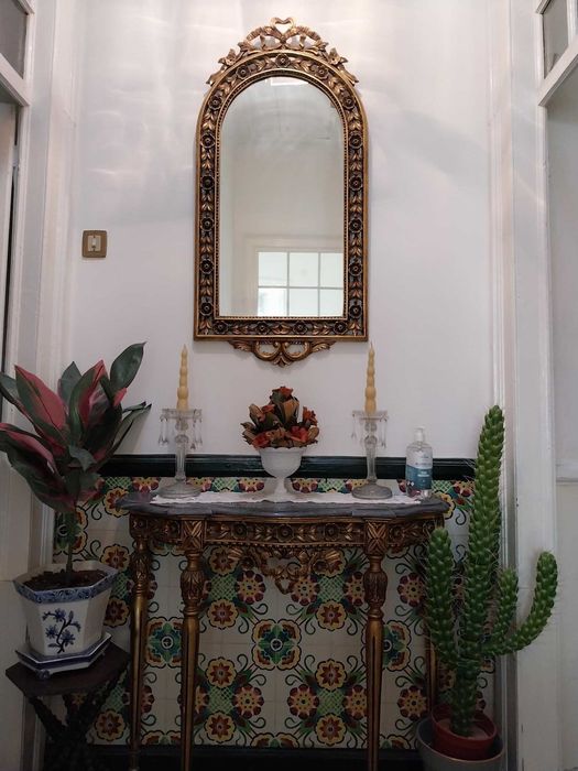 Conjunto entrada, consola + espelho em talha dourada.