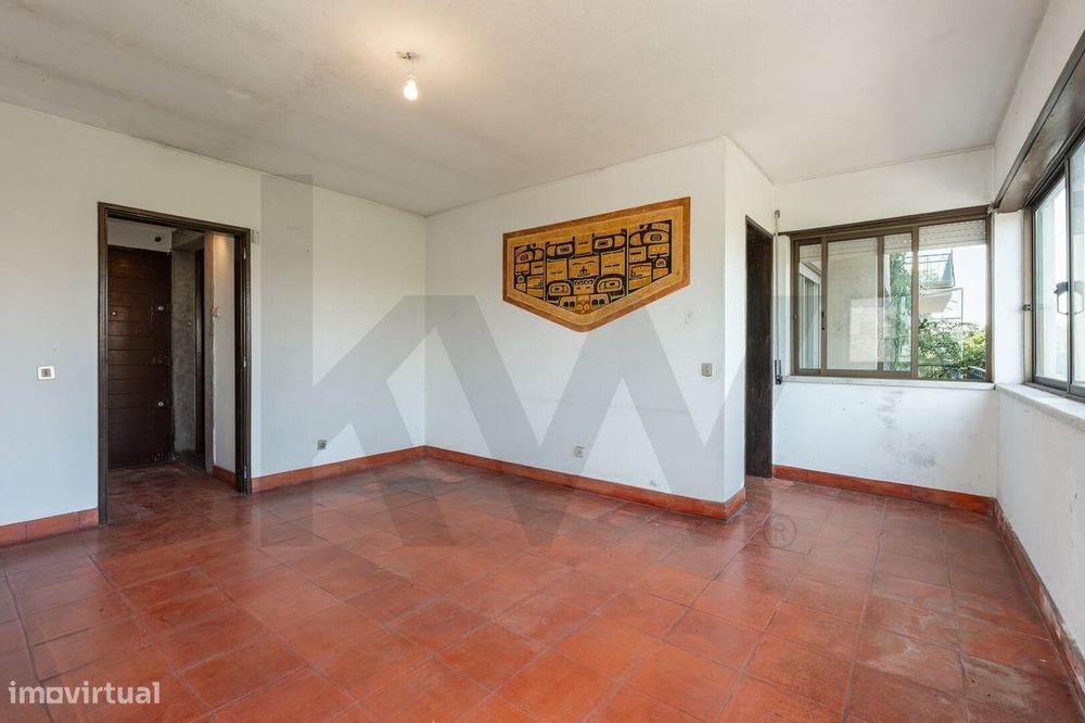 Moradia no Restelo para remodelação, com vista rio/mar, varandas espaç