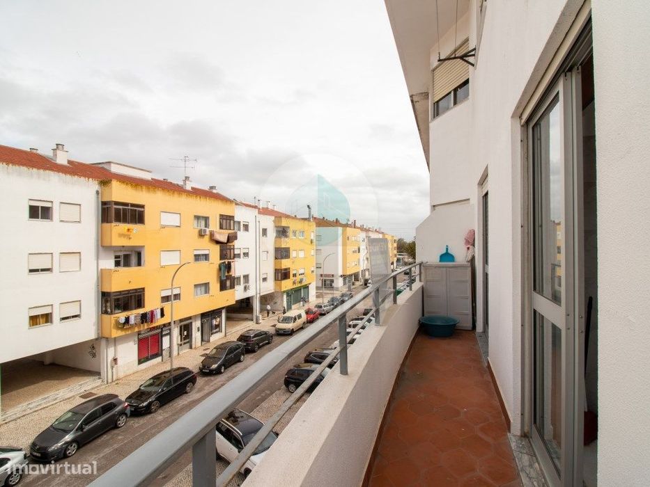 Apartamento T1 Na Baixa Da Banheira Com Muita Luminosidade — Baixa Da Banheira E Vale Da Amoreira, Setúbal