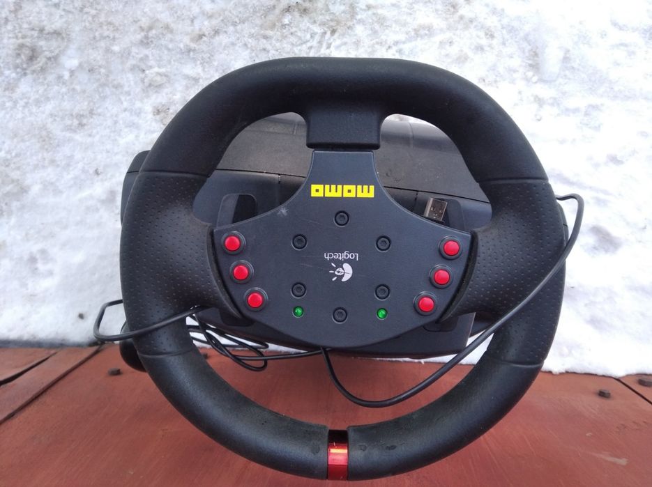 Игровой руль MOMO Logitech.