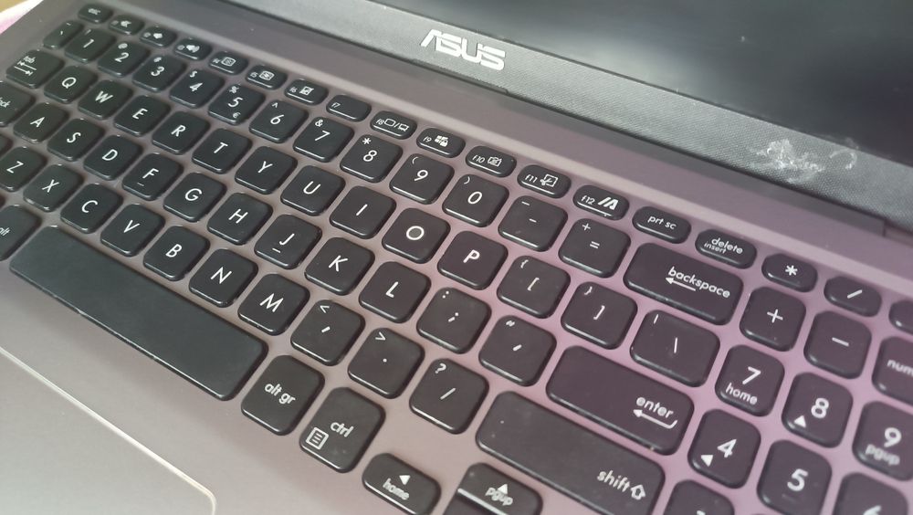 Laptop ASUS VivoBook F515JA