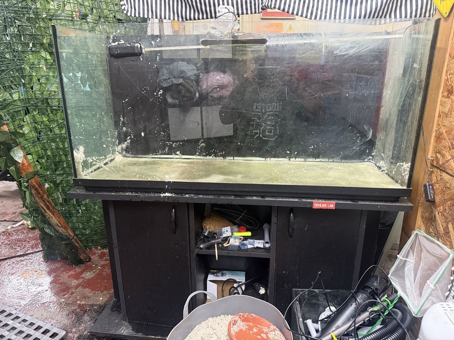 Vendo aquario grande com 1,16 m de comprimento , 186 litroscom movel e material